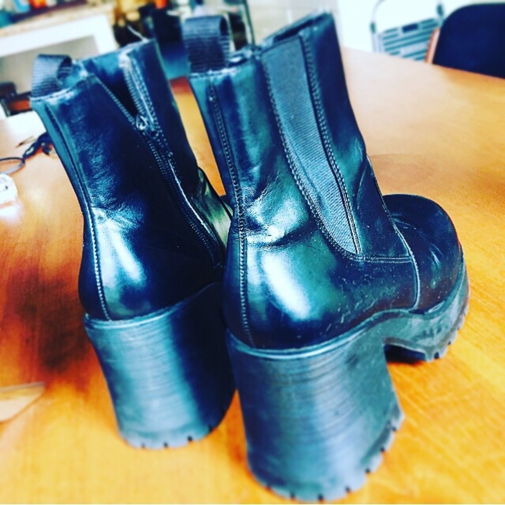 Vintage sleek 90’s leather boots
